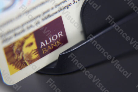 Alior Bank, karta płatnicza, terminal płatniczy, logo banku