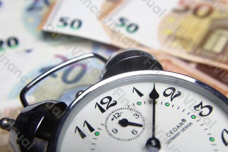 Banknoty euro zegar czas