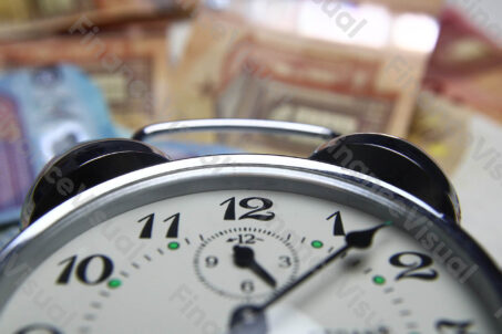 Banknoty euro zegar czas
