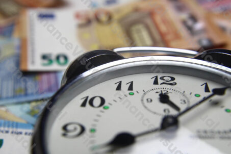 Banknoty euro zegar czas