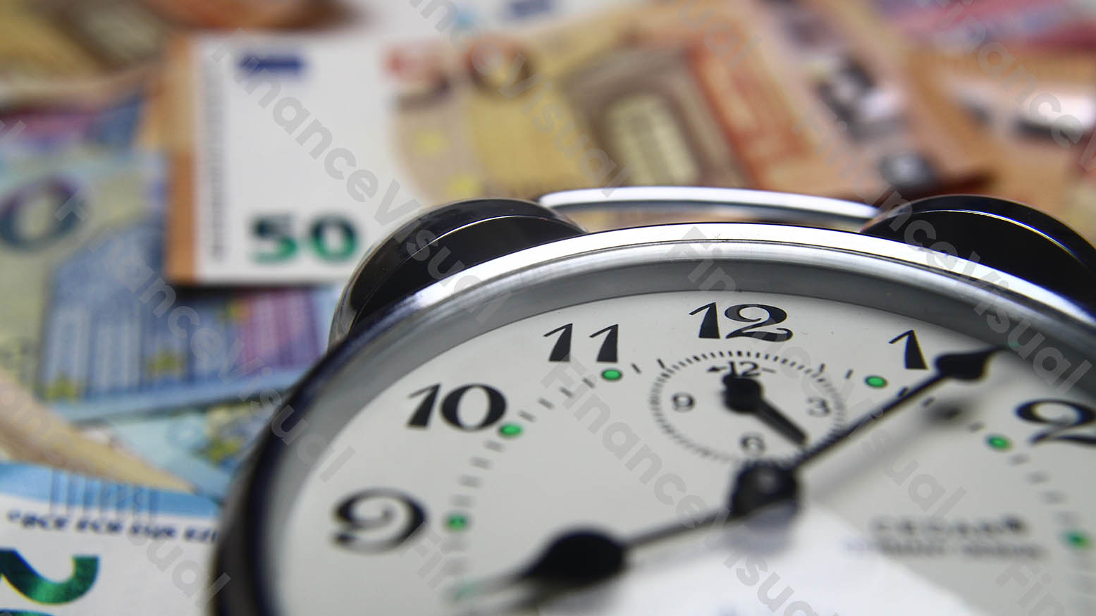 Banknoty euro zegar czas