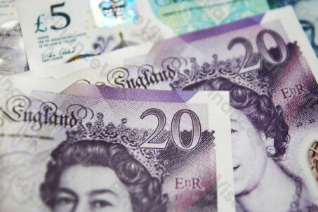 Funt brytyjski GBP 44