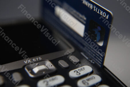 Karta debetowa Fortis Bank terminal płatniczy