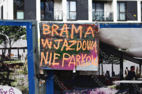 Brama wjazdowa nie zastawiać