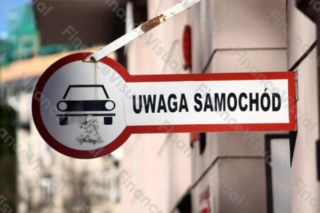 Uwaga samochód znak