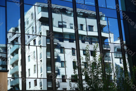 Biurowiec odbicie w szybie 2