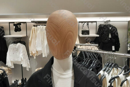 Sklep odzieżowy Zara manekin