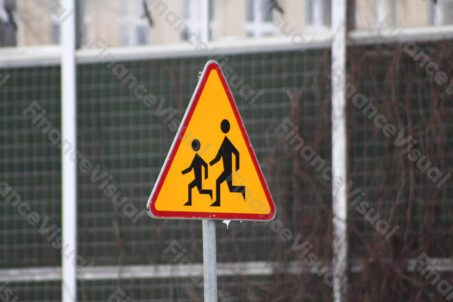 Uwaga dzieci znak drogowy
