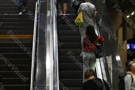 Metro schody pasażerowie