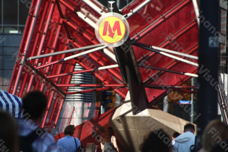 Metro wejście ludzie