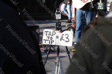 Muzyk uliczny napiwek bezgotówkowy 1