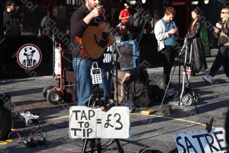 Muzyk uliczny napiwek bezgotówkowy 2