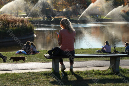 Pole Mokotowskie dziewczyna ze smartfonem