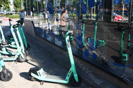 Hulajnogi elektryczne - metro 1