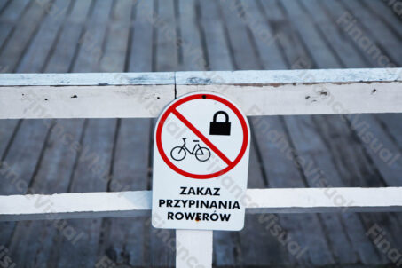 Zakaz przypinania rowerów