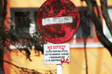 Zakaz wjazdu - zniszczony znak