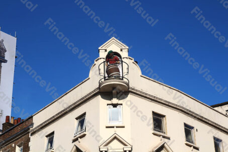 Budynek człowiek z beczką