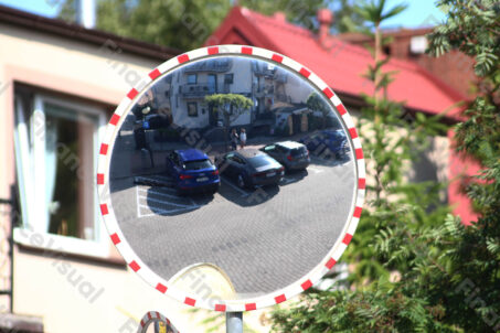 Samochody zaparkowane lustro