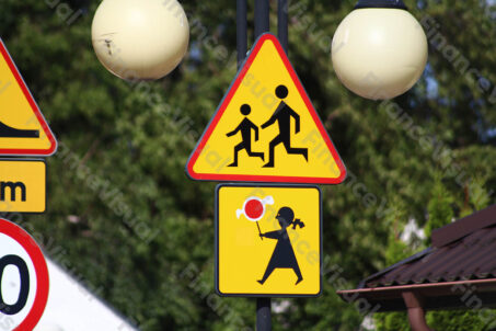 Uwaga dzieci znak drogowy 2
