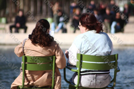 Ogrody Tuileries Paryż ludzie 2