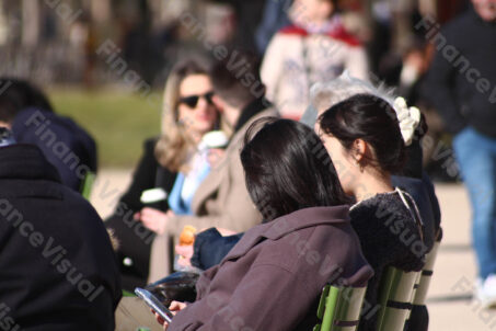 Ogrody Tuileries Paryż ludzie 3