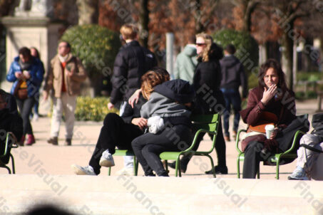 Ogrody Tuileries Paryż ludzie 4