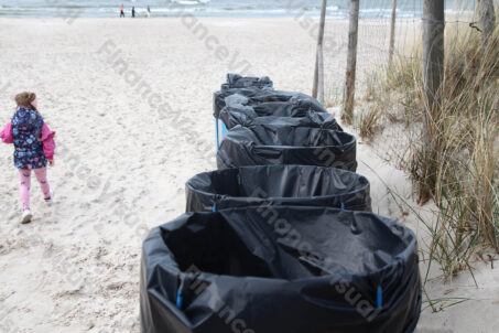 Plaża kosze na śmieci 1