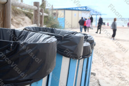 Plaża kosze na śmieci 2