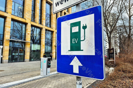 Samochód elektryczny - punkt ładowania