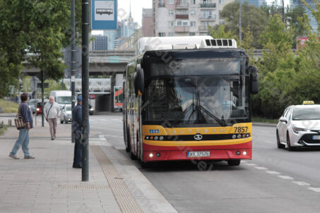 Autobus na przystanku