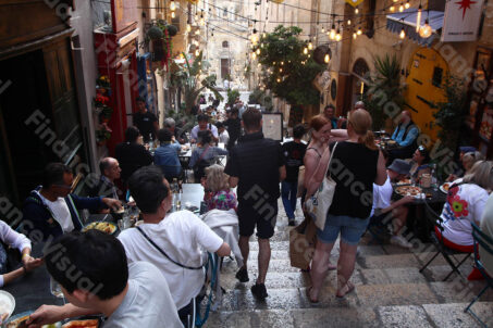 Restauracja - stoliki na schodach - Valetta