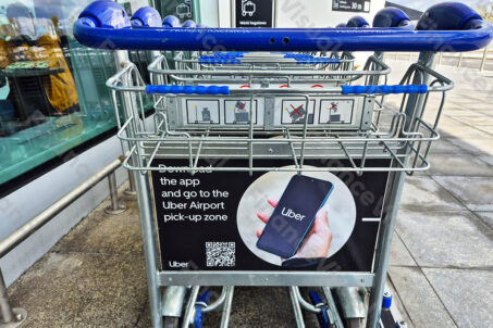 Wózek na bagaże - reklama Uber