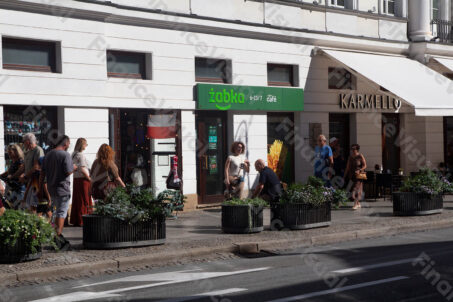 Ulica Nowy Świat - Żabka